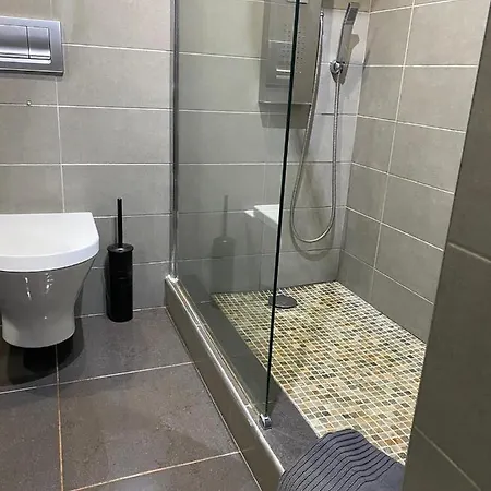 Apartment Deluxe In Old Town, 200m Walk To Beach, Pool Parking *
