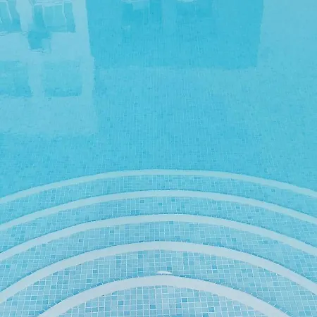 Deluxe In Old Town, 200m Walk To Beach, Pool Parking Apartment