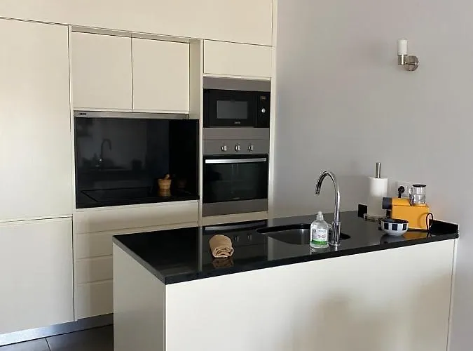 Deluxe In Old Town, 200m Walk To Beach, Pool Parking